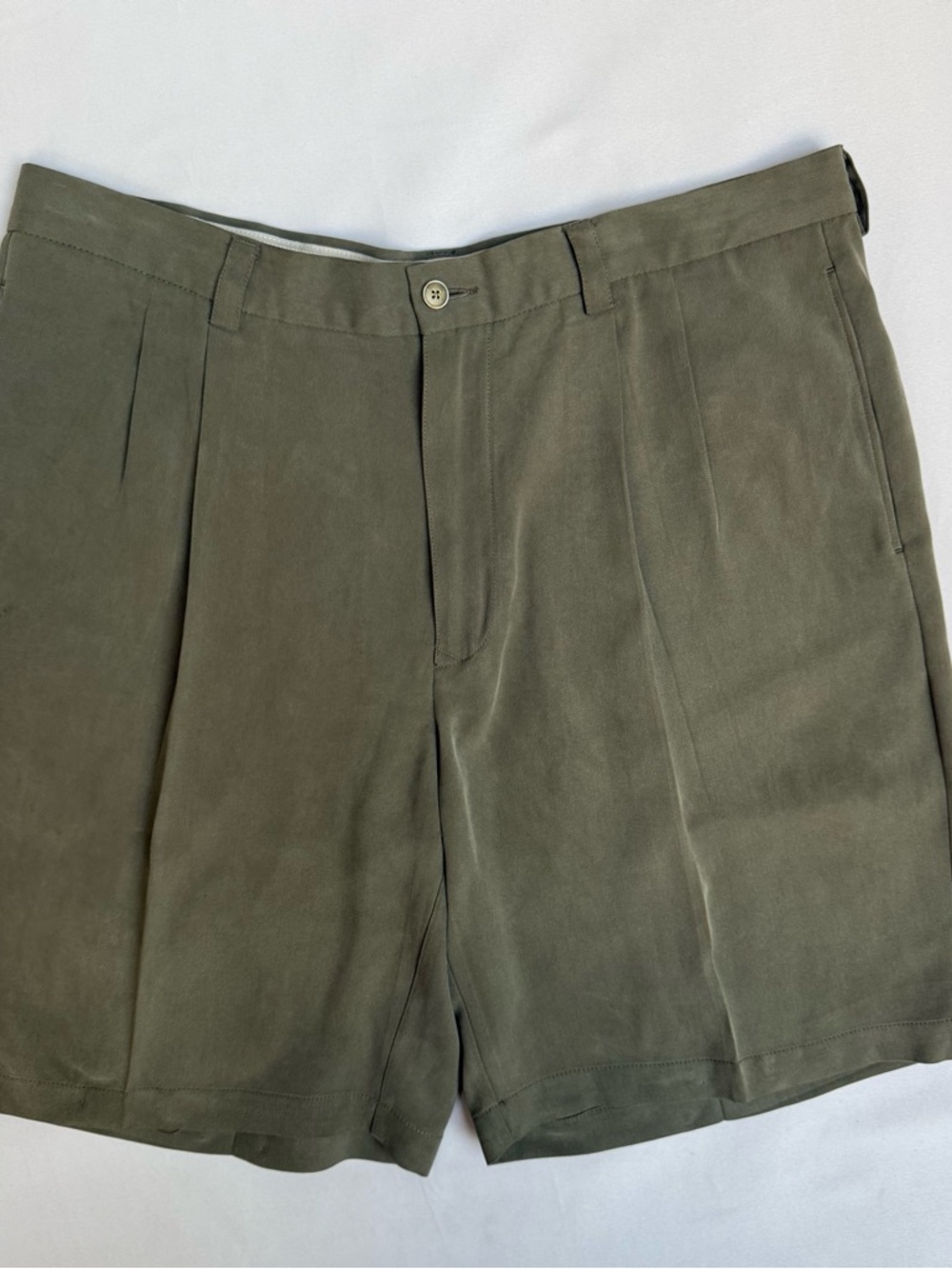 Tommy Bahama men's olive green 100% silk pleated short